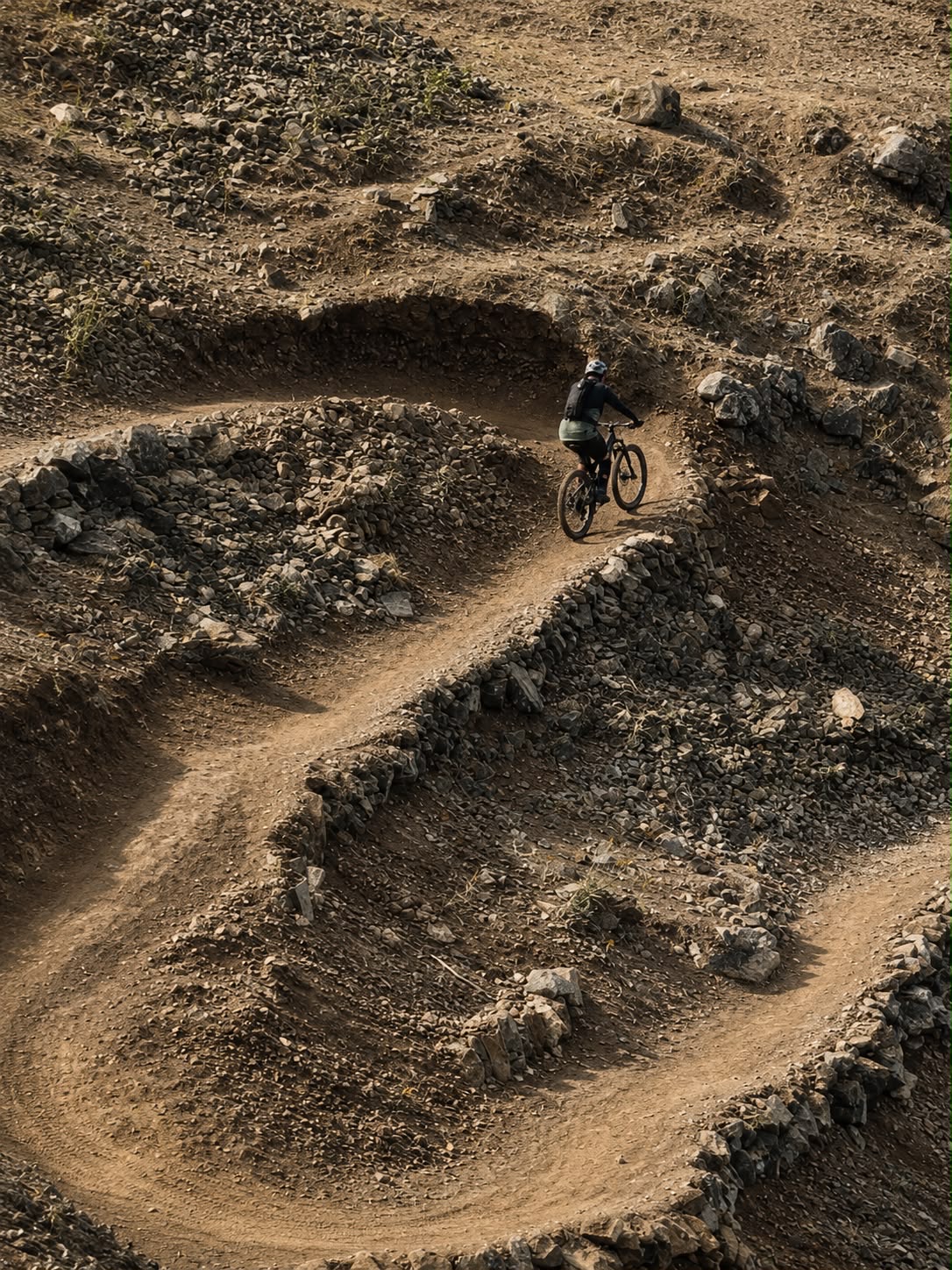 Rider bajando por curvas de tierra volcánica