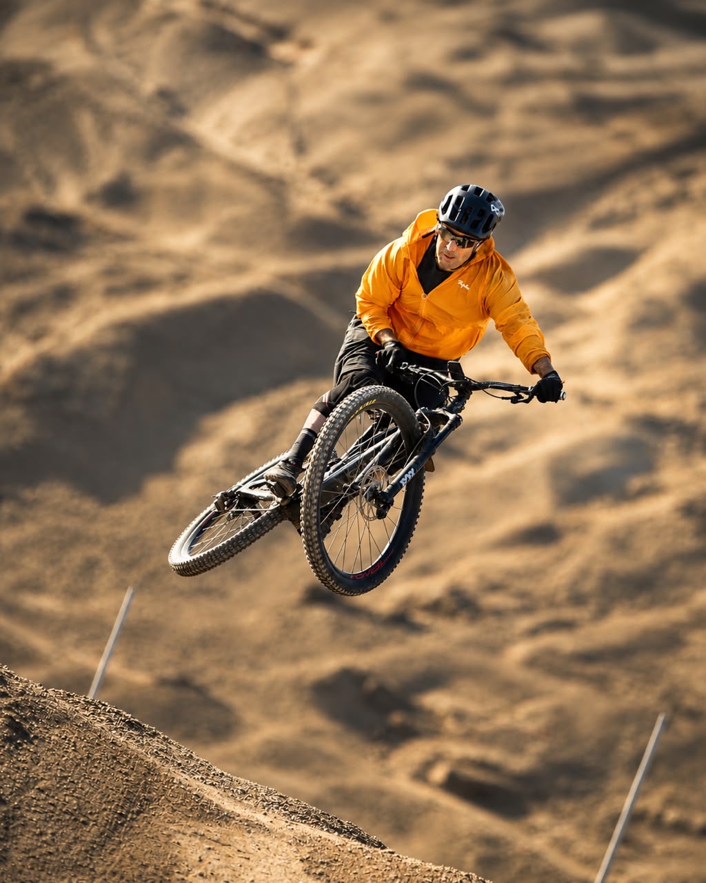 Rider saltando sobre dunas doradas